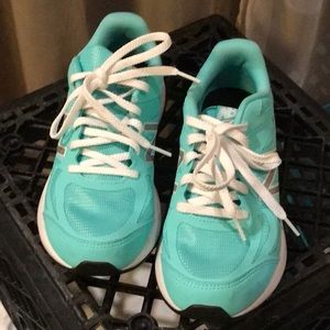 Gently worn- Woman’s teal NB 519 shoes size 5 1/2